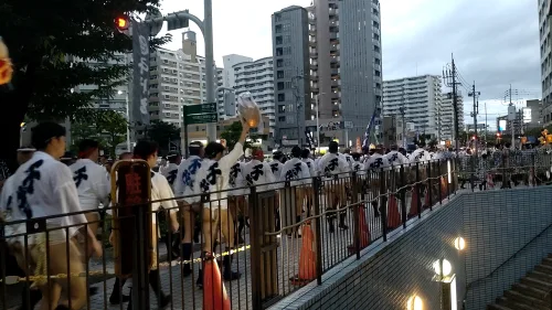 千代流　車道・沿道の大行列